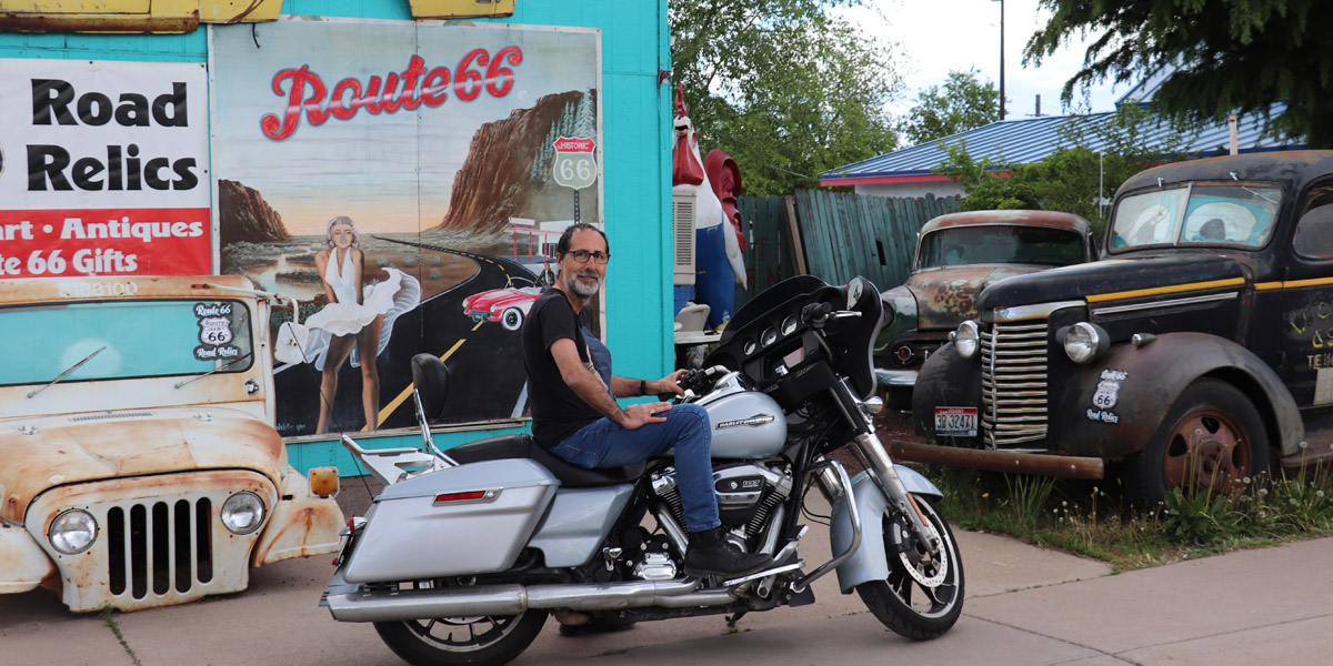 Une moto devant une boutique sur la route 66
